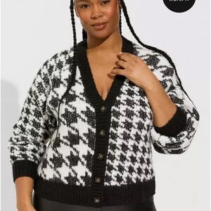 Torrid Black‎ & White Houndstooth V-Neck Button Cropped Cardigan Sweater
